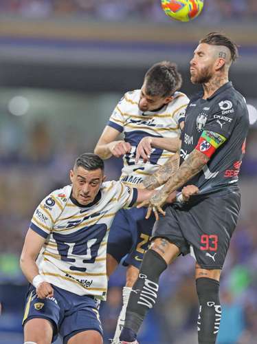 Rayados golean a Pumas entre críticas al arbitraje   