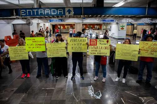 Maestros de la CNTE protestan en el Metro y liberan accesos   