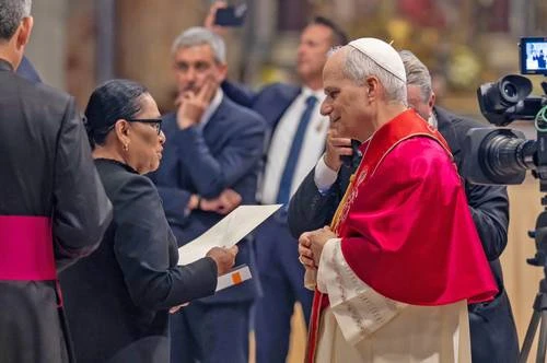 Rosa Icela Rodríguez entrega la invitación al Papa para venir al país   
