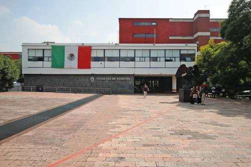 Alumnos de Ciencias Políticas de la UNAM devuelven el plantel   