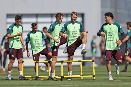 El Tricolor entrena sin el Chino Huerta; es baja por una lesión   