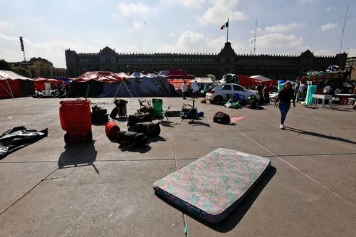 Entre amenazas de volver más fuerte, la CNTE se va del Zócalo   