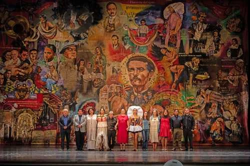 Develan nuevo telón en el teatro Macedonio Alcalá   