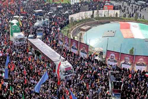 Irán despide con masivo funeral a 60 científicos  y mandos militares asesinados por Tel Aviv    