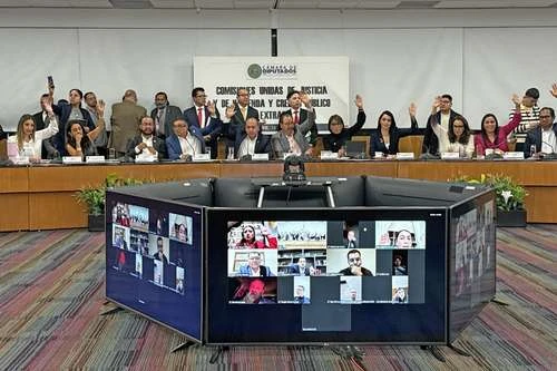 Entre gritos, avanza en comisiones de San Lázaro reforma de amparo   