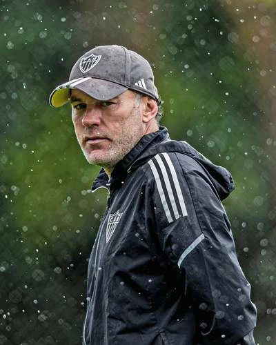 Gabriel Milito llega a cerrar contrato como entrenador de las Chivas   