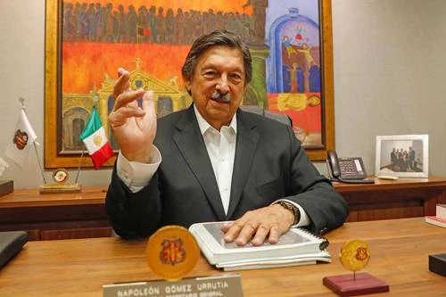 Gómez Urrutia planea impulsar cooperación con Gran Bretaña   