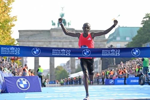 Sebastian Sawe, de Kenia, consigue la victoria en el Maratón de Berlín   