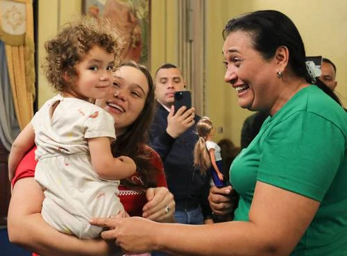 Niña que estuvo un año  en EU sin sus padres regresó a Venezuela   