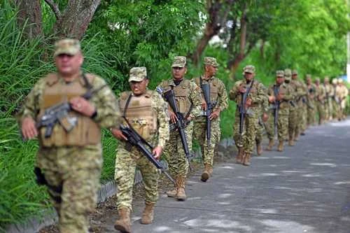 Bukele sitia barrio popular para “extraer a terroristas escondidos”   