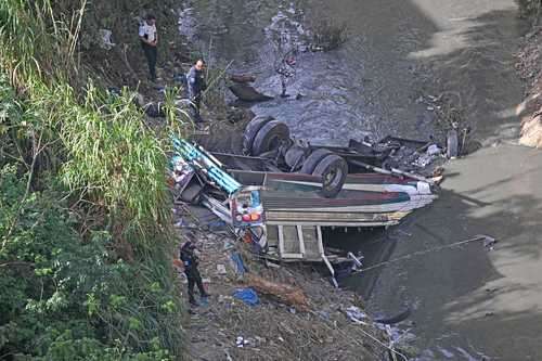 Autobús cae a un barranco en Guatemala   