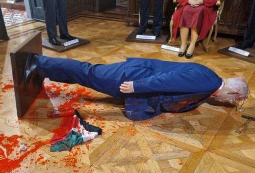 Activista destruye estatua de Netanyahu   