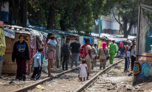 Reactivan en CDMX los desalojos de campamentos de migrantes   