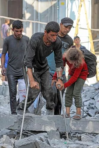 Ejército israelí dispara a palestinos en centros de ayuda por “orden directa”   