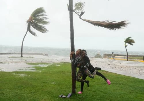 Huracán Melissa impacta con fuerza Jamaica y se dirige a Cuba   