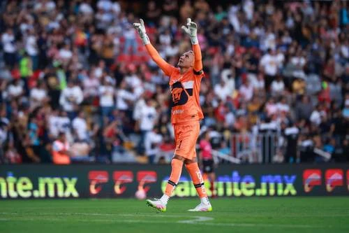 Keylor Navas revive a Pumas   
