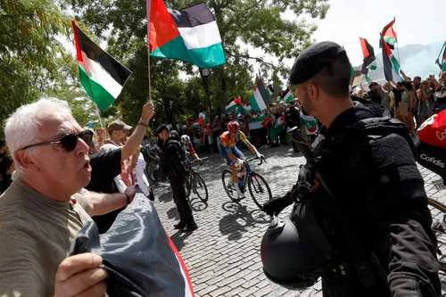 Reducen etapa de la Vuelta a España ante protestas a favor de Palestina   