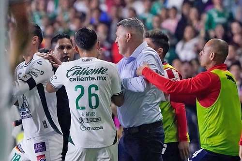 Suspenden tres encuentros al técnico de Chivas   