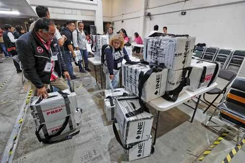 A la medianoche comenzaron a fluir los primeros resultados   