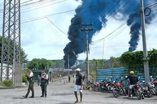 Se incendia la principal refinería de Ecuador   