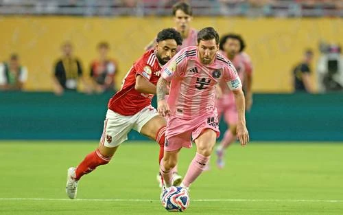 Ustari salva empate para Miami, en un frío debut de Messi    