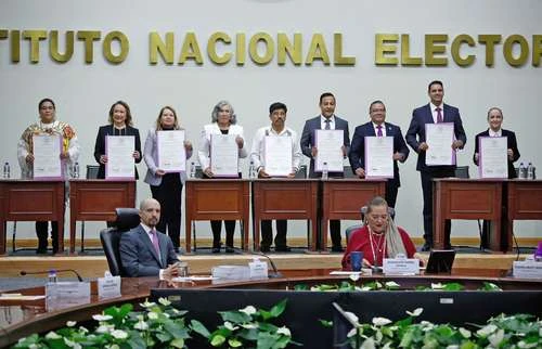 Nuevos ministros reciben constancias de mayoría   