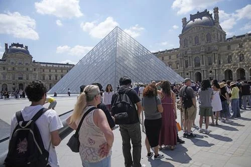 Cierra el Louvre, abrumado  y con poco personal, una alerta del sobreturismo   