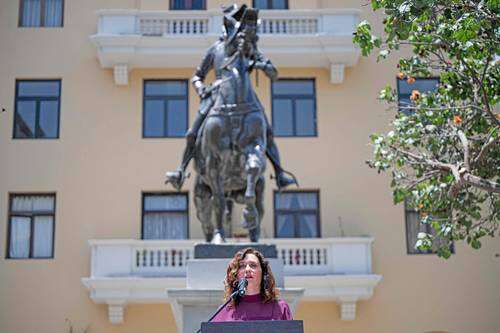 Reinstala Perú la controversial estatua del conquistador Pizarro   