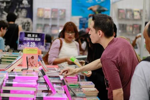 Libros bara-bara en el Monumento a la Revolución   