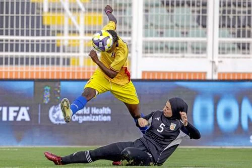 Tras 4 años de exilio, afganas juegan torneo de futbol   