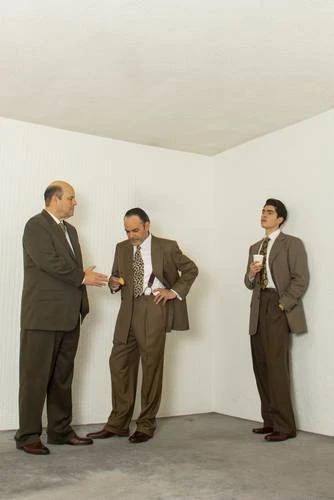 Comedia revive el mundo corporativo de los años 90   