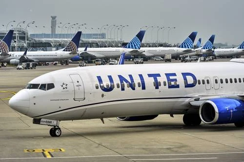 United suspende vuelos por falla en sistema   