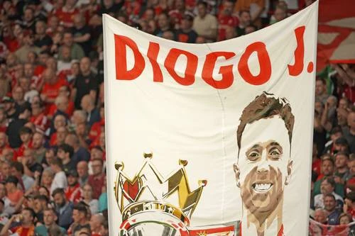 El Liverpool dedica su estreno ganador a Diogo Jota   