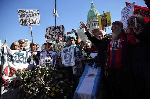 Pedradas a convoy de Milei durante visita a la periferia  de Buenos Aires   