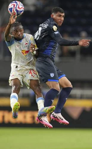 Ni la tormenta eléctrica salvó al Pachuca, que cayó en su debut   
