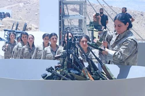 Milicianos kurdos se desarman en busca de paz en Turquía   
