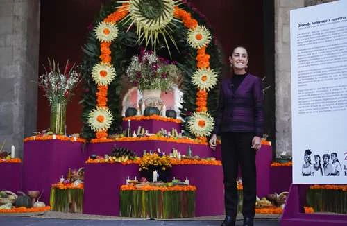La Presidenta dedica ofrenda en Palacio Nacional a mujeres indígenas    