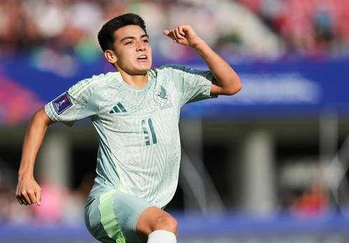 Gilberto Mora  anota doblete y mantiene con vida a la Sub-20    