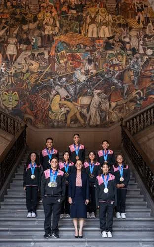 Sheinbaum recibe al equipo histórico de clavadistas en Palacio Nacional   