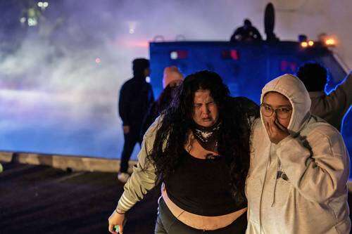 Sofoca la policía de San Diego manifestación  en pro de los migrantes   