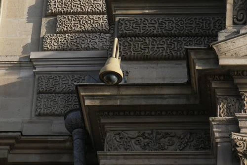 Alarmas sí funcionaron durante el robo, asegura la presidenta del Louvre    