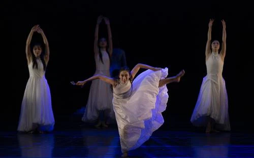 Bailarines sudcoreanos narran con delicada danza las etapas vitales de un ciruelo    