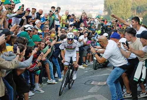 Pogacar se consagra por quinta vez consecutiva en Lombardía   