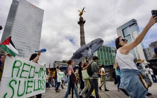 Marchan ambientalistas en la CDMX contra megaproyectos   