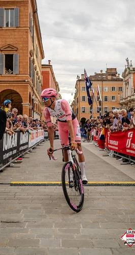 Del Toro se aferra a la maglia rosa en el Giro    