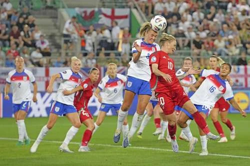 Inglaterra avanza en la Eurocopa   