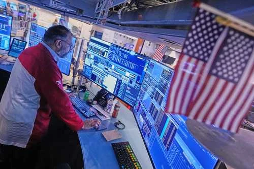 Gana terreno el peso; cerró ayer en 18.56 unidades por dólar   