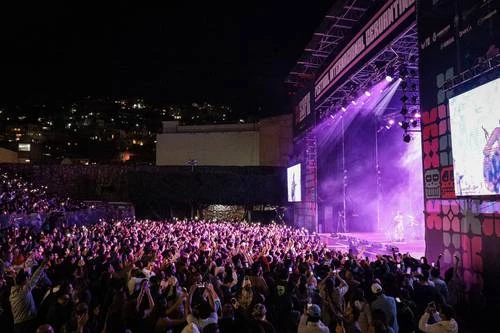 Turistas y habitantes de Guanajuato gozan de una fiesta paralela al festival   