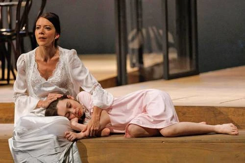 Tres historias sobre la maternidad y la salud mental se escenifican en el teatro Helénico   