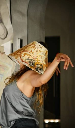 Fusionan danza y pintura para narrar el deterioro y la resistencia de la memoria   